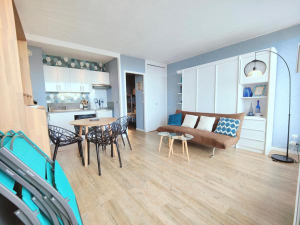 Vue bassin-Rénové-Ascenseur-Terrasse-Parking-Cave.