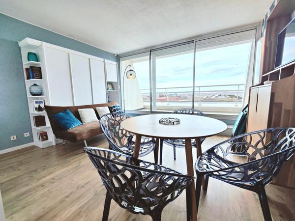 Vue bassin-Rénové-Ascenseur-Terrasse-Parking-Cave.