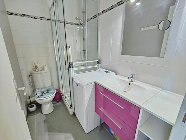 Vue bassin-Rénové-Ascenseur-Terrasse-Parking-Cave.