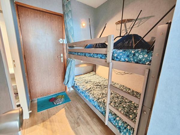 Vue bassin-Rénové-Ascenseur-Terrasse-Parking-Cave.