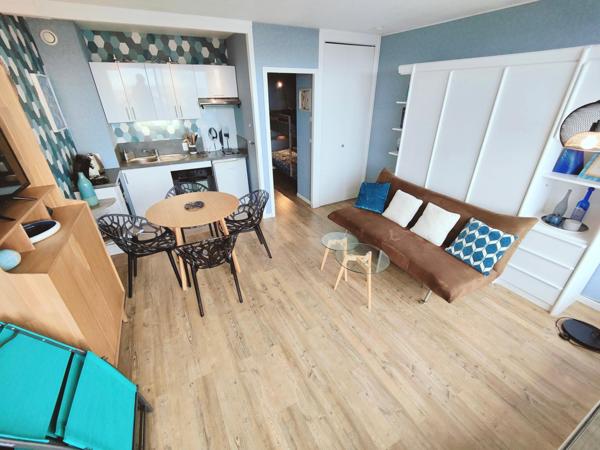 Vue bassin-Rénové-Ascenseur-Terrasse-Parking-Cave.