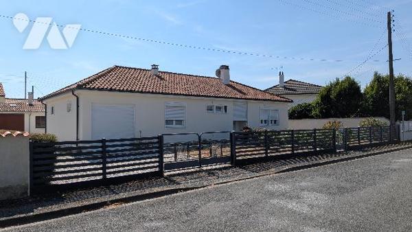 Maison d'habitation de plain-pied avec garage et cave en bon état.