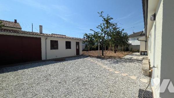 Maison d'habitation de plain-pied avec garage et cave en bon état.