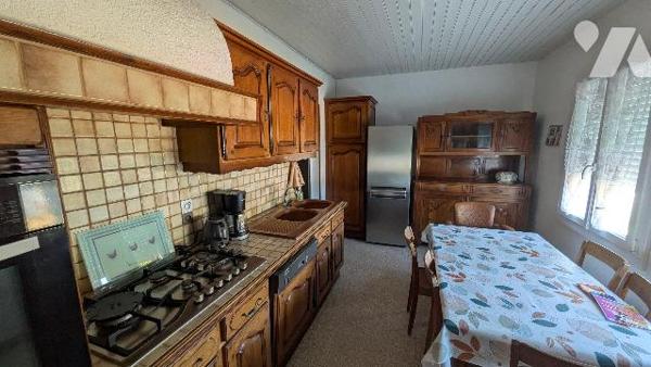 Maison d'habitation de plain-pied avec garage et cave en bon état.
