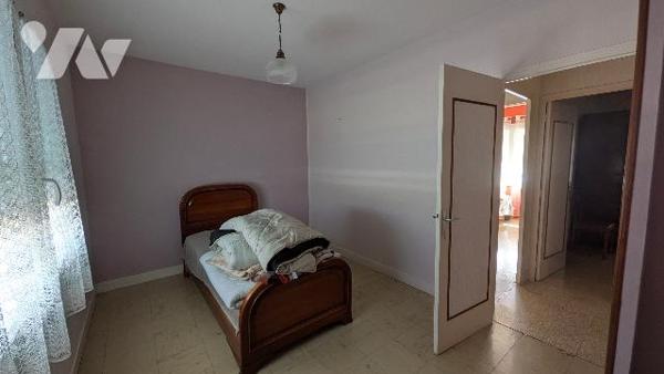 Maison d'habitation de plain-pied avec garage et cave en bon état.