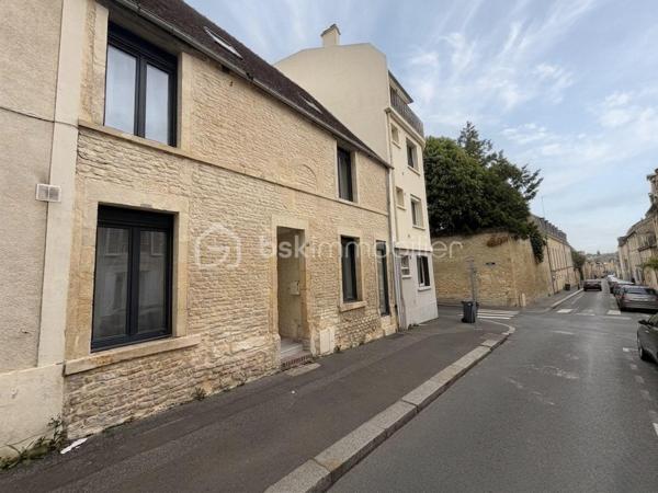 MANUEL PICOT IMMOBILIER VOUS PRÉSENTE 
L’IMMOBILIER AVEC LE CŒUR ! 
⸻
« Derrière une façade en pierre, dissimulent un monde à part.
Un caractère. Une âme. Une vie qui n’attend que la vôtre.
Au cœur de Caen, cette maison atypique ne ressemble à aucune autre…
Et c’est précisément pour ça qu’elle va vous marquer. »
⸻
Caen (14000) 
Maison en pierre atypique — 3 niveaux
3 chambres en suite privative
2 garages inclus, à louer si besoin.
À deux pas de toutes les commodités
⸻
UNE PORTE. ET DÉJÀ, TOUT EST DIT.
On entre. Et on comprend.
Cette maison, elle a quelque chose.
Ce quelque chose qu’on ne sait pas toujours nommer, mais qu’on ressent immédiatement.
La pierre. Le caractère.
Bienvenue dans l’atypique. Bienvenue chez vous.
⸻
LE REZ-DE-CHAUSSÉE — L’ESPACE OÙ LA VIE S’ORGANISE
38 m² de pièce de vie.
Une cuisine entièrement équipée, ouverte sur le séjour et le coin salon.
La lumière. Le flux. L’envie de s’installer.
Un double WC indépendant complète ce niveau.
⸻
PREMIER NIVEAU 
On monte.
Une chambre d’environ 12 m², lumineuse, posée.
Sa salle d’eau avec douche, double vasque et WC compris.
Une vraie suite.
Un vrai cocon.
On pose ses affaires. On ferme la porte. Le monde peut attendre. 
Une seconde suite  de 19 m² environ, avec sa salle d’eau aussi, qui ne plaisante pas :
Double vasque
Double WC
Sèche-serviettes
Douche
⸻
DERNIER NIVEAU — LE ROYAUME DE L’INDÉPENDANCE
Tout en haut. Tout pour soi.
18 m² environ pour une troisième suite avec salle d’eau privative avec douche.
Un espace totalement autonome. Totalement à part.
Vous avez des ados ? Vous venez de leur offrir leur territoire.
Leur étage. Leur intimité. Votre tranquillité.
⸻
CONFORT & ÉQUIPEMENTS
Chauffage électrique
Très bon DPE 
Fibre optique 
Volets roulants électriques
2 garages, en plein centre de Caen, ça ne court pas les rues. À louer si besoin.
⸻
LES ATOUTS QUI FONT TOUTE LA DIFFÉRENCE
Maison en pierre atypique pleine de cachet
Hyper-centre de Caen — tout à pied
3 niveaux, 3 chambres, 3 salles d’eau privatives
Pièce de vie lumineuse de 38 m²
2 garages à louer — le vrai luxe à Caen ! 
Très bon DPE pour une maison de caractère
Fibre 
⸻
Cette maison ne laissera personne indifférent.
⸻
MANUEL PICOT IMMOBILIER
L'IMMOBILIER AVEC LE COEUR !