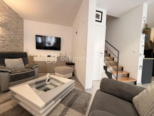 MANUEL PICOT IMMOBILIER VOUS PRÉSENTE 
L’IMMOBILIER AVEC LE CŒUR ! 
⸻
« Derrière une façade en pierre, dissimulent un monde à part.
Un caractère. Une âme. Une vie qui n’attend que la vôtre.
Au cœur de Caen, cette maison atypique ne ressemble à aucune autre…
Et c’est précisément pour ça qu’elle va vous marquer. »
⸻
Caen (14000) 
Maison en pierre atypique — 3 niveaux
3 chambres en suite privative
2 garages inclus, à louer si besoin.
À deux pas de toutes les commodités
⸻
UNE PORTE. ET DÉJÀ, TOUT EST DIT.
On entre. Et on comprend.
Cette maison, elle a quelque chose.
Ce quelque chose qu’on ne sait pas toujours nommer, mais qu’on ressent immédiatement.
La pierre. Le caractère.
Bienvenue dans l’atypique. Bienvenue chez vous.
⸻
LE REZ-DE-CHAUSSÉE — L’ESPACE OÙ LA VIE S’ORGANISE
38 m² de pièce de vie.
Une cuisine entièrement équipée, ouverte sur le séjour et le coin salon.
La lumière. Le flux. L’envie de s’installer.
Un double WC indépendant complète ce niveau.
⸻
PREMIER NIVEAU 
On monte.
Une chambre d’environ 12 m², lumineuse, posée.
Sa salle d’eau avec douche, double vasque et WC compris.
Une vraie suite.
Un vrai cocon.
On pose ses affaires. On ferme la porte. Le monde peut attendre. 
Une seconde suite  de 19 m² environ, avec sa salle d’eau aussi, qui ne plaisante pas :
Double vasque
Double WC
Sèche-serviettes
Douche
⸻
DERNIER NIVEAU — LE ROYAUME DE L’INDÉPENDANCE
Tout en haut. Tout pour soi.
18 m² environ pour une troisième suite avec salle d’eau privative avec douche.
Un espace totalement autonome. Totalement à part.
Vous avez des ados ? Vous venez de leur offrir leur territoire.
Leur étage. Leur intimité. Votre tranquillité.
⸻
CONFORT & ÉQUIPEMENTS
Chauffage électrique
Très bon DPE 
Fibre optique 
Volets roulants électriques
2 garages, en plein centre de Caen, ça ne court pas les rues. À louer si besoin.
⸻
LES ATOUTS QUI FONT TOUTE LA DIFFÉRENCE
Maison en pierre atypique pleine de cachet
Hyper-centre de Caen — tout à pied
3 niveaux, 3 chambres, 3 salles d’eau privatives
Pièce de vie lumineuse de 38 m²
2 garages à louer — le vrai luxe à Caen ! 
Très bon DPE pour une maison de caractère
Fibre 
⸻
Cette maison ne laissera personne indifférent.
⸻
MANUEL PICOT IMMOBILIER
L'IMMOBILIER AVEC LE COEUR !