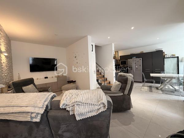 MANUEL PICOT IMMOBILIER VOUS PRÉSENTE 
L’IMMOBILIER AVEC LE CŒUR ! 
⸻
« Derrière une façade en pierre, dissimulent un monde à part.
Un caractère. Une âme. Une vie qui n’attend que la vôtre.
Au cœur de Caen, cette maison atypique ne ressemble à aucune autre…
Et c’est précisément pour ça qu’elle va vous marquer. »
⸻
Caen (14000) 
Maison en pierre atypique — 3 niveaux
3 chambres en suite privative
2 garages inclus, à louer si besoin.
À deux pas de toutes les commodités
⸻
UNE PORTE. ET DÉJÀ, TOUT EST DIT.
On entre. Et on comprend.
Cette maison, elle a quelque chose.
Ce quelque chose qu’on ne sait pas toujours nommer, mais qu’on ressent immédiatement.
La pierre. Le caractère.
Bienvenue dans l’atypique. Bienvenue chez vous.
⸻
LE REZ-DE-CHAUSSÉE — L’ESPACE OÙ LA VIE S’ORGANISE
38 m² de pièce de vie.
Une cuisine entièrement équipée, ouverte sur le séjour et le coin salon.
La lumière. Le flux. L’envie de s’installer.
Un double WC indépendant complète ce niveau.
⸻
PREMIER NIVEAU 
On monte.
Une chambre d’environ 12 m², lumineuse, posée.
Sa salle d’eau avec douche, double vasque et WC compris.
Une vraie suite.
Un vrai cocon.
On pose ses affaires. On ferme la porte. Le monde peut attendre. 
Une seconde suite  de 19 m² environ, avec sa salle d’eau aussi, qui ne plaisante pas :
Double vasque
Double WC
Sèche-serviettes
Douche
⸻
DERNIER NIVEAU — LE ROYAUME DE L’INDÉPENDANCE
Tout en haut. Tout pour soi.
18 m² environ pour une troisième suite avec salle d’eau privative avec douche.
Un espace totalement autonome. Totalement à part.
Vous avez des ados ? Vous venez de leur offrir leur territoire.
Leur étage. Leur intimité. Votre tranquillité.
⸻
CONFORT & ÉQUIPEMENTS
Chauffage électrique
Très bon DPE 
Fibre optique 
Volets roulants électriques
2 garages, en plein centre de Caen, ça ne court pas les rues. À louer si besoin.
⸻
LES ATOUTS QUI FONT TOUTE LA DIFFÉRENCE
Maison en pierre atypique pleine de cachet
Hyper-centre de Caen — tout à pied
3 niveaux, 3 chambres, 3 salles d’eau privatives
Pièce de vie lumineuse de 38 m²
2 garages à louer — le vrai luxe à Caen ! 
Très bon DPE pour une maison de caractère
Fibre 
⸻
Cette maison ne laissera personne indifférent.
⸻
MANUEL PICOT IMMOBILIER
L'IMMOBILIER AVEC LE COEUR !