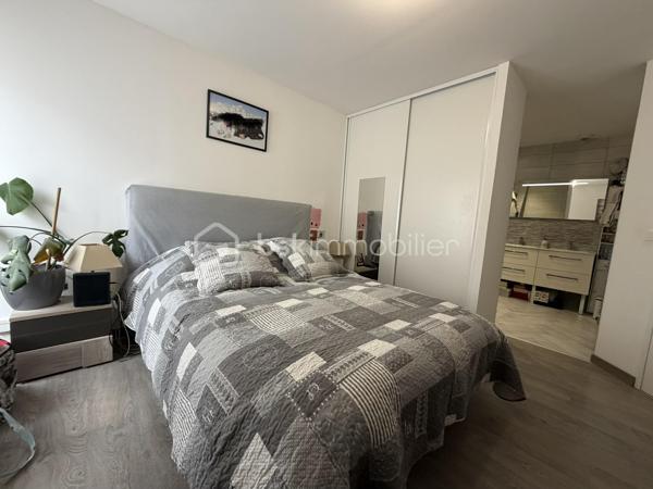 MANUEL PICOT IMMOBILIER VOUS PRÉSENTE 
L’IMMOBILIER AVEC LE CŒUR ! 
⸻
« Derrière une façade en pierre, dissimulent un monde à part.
Un caractère. Une âme. Une vie qui n’attend que la vôtre.
Au cœur de Caen, cette maison atypique ne ressemble à aucune autre…
Et c’est précisément pour ça qu’elle va vous marquer. »
⸻
Caen (14000) 
Maison en pierre atypique — 3 niveaux
3 chambres en suite privative
2 garages inclus, à louer si besoin.
À deux pas de toutes les commodités
⸻
UNE PORTE. ET DÉJÀ, TOUT EST DIT.
On entre. Et on comprend.
Cette maison, elle a quelque chose.
Ce quelque chose qu’on ne sait pas toujours nommer, mais qu’on ressent immédiatement.
La pierre. Le caractère.
Bienvenue dans l’atypique. Bienvenue chez vous.
⸻
LE REZ-DE-CHAUSSÉE — L’ESPACE OÙ LA VIE S’ORGANISE
38 m² de pièce de vie.
Une cuisine entièrement équipée, ouverte sur le séjour et le coin salon.
La lumière. Le flux. L’envie de s’installer.
Un double WC indépendant complète ce niveau.
⸻
PREMIER NIVEAU 
On monte.
Une chambre d’environ 12 m², lumineuse, posée.
Sa salle d’eau avec douche, double vasque et WC compris.
Une vraie suite.
Un vrai cocon.
On pose ses affaires. On ferme la porte. Le monde peut attendre. 
Une seconde suite  de 19 m² environ, avec sa salle d’eau aussi, qui ne plaisante pas :
Double vasque
Double WC
Sèche-serviettes
Douche
⸻
DERNIER NIVEAU — LE ROYAUME DE L’INDÉPENDANCE
Tout en haut. Tout pour soi.
18 m² environ pour une troisième suite avec salle d’eau privative avec douche.
Un espace totalement autonome. Totalement à part.
Vous avez des ados ? Vous venez de leur offrir leur territoire.
Leur étage. Leur intimité. Votre tranquillité.
⸻
CONFORT & ÉQUIPEMENTS
Chauffage électrique
Très bon DPE 
Fibre optique 
Volets roulants électriques
2 garages, en plein centre de Caen, ça ne court pas les rues. À louer si besoin.
⸻
LES ATOUTS QUI FONT TOUTE LA DIFFÉRENCE
Maison en pierre atypique pleine de cachet
Hyper-centre de Caen — tout à pied
3 niveaux, 3 chambres, 3 salles d’eau privatives
Pièce de vie lumineuse de 38 m²
2 garages à louer — le vrai luxe à Caen ! 
Très bon DPE pour une maison de caractère
Fibre 
⸻
Cette maison ne laissera personne indifférent.
⸻
MANUEL PICOT IMMOBILIER
L'IMMOBILIER AVEC LE COEUR !
