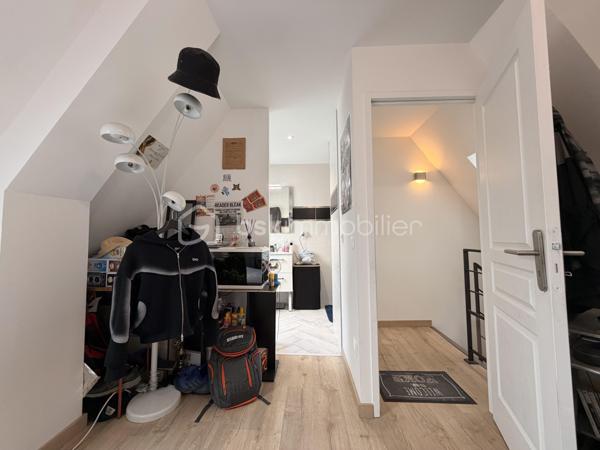 MANUEL PICOT IMMOBILIER VOUS PRÉSENTE 
L’IMMOBILIER AVEC LE CŒUR ! 
⸻
« Derrière une façade en pierre, dissimulent un monde à part.
Un caractère. Une âme. Une vie qui n’attend que la vôtre.
Au cœur de Caen, cette maison atypique ne ressemble à aucune autre…
Et c’est précisément pour ça qu’elle va vous marquer. »
⸻
Caen (14000) 
Maison en pierre atypique — 3 niveaux
3 chambres en suite privative
2 garages inclus, à louer si besoin.
À deux pas de toutes les commodités
⸻
UNE PORTE. ET DÉJÀ, TOUT EST DIT.
On entre. Et on comprend.
Cette maison, elle a quelque chose.
Ce quelque chose qu’on ne sait pas toujours nommer, mais qu’on ressent immédiatement.
La pierre. Le caractère.
Bienvenue dans l’atypique. Bienvenue chez vous.
⸻
LE REZ-DE-CHAUSSÉE — L’ESPACE OÙ LA VIE S’ORGANISE
38 m² de pièce de vie.
Une cuisine entièrement équipée, ouverte sur le séjour et le coin salon.
La lumière. Le flux. L’envie de s’installer.
Un double WC indépendant complète ce niveau.
⸻
PREMIER NIVEAU 
On monte.
Une chambre d’environ 12 m², lumineuse, posée.
Sa salle d’eau avec douche, double vasque et WC compris.
Une vraie suite.
Un vrai cocon.
On pose ses affaires. On ferme la porte. Le monde peut attendre. 
Une seconde suite  de 19 m² environ, avec sa salle d’eau aussi, qui ne plaisante pas :
Double vasque
Double WC
Sèche-serviettes
Douche
⸻
DERNIER NIVEAU — LE ROYAUME DE L’INDÉPENDANCE
Tout en haut. Tout pour soi.
18 m² environ pour une troisième suite avec salle d’eau privative avec douche.
Un espace totalement autonome. Totalement à part.
Vous avez des ados ? Vous venez de leur offrir leur territoire.
Leur étage. Leur intimité. Votre tranquillité.
⸻
CONFORT & ÉQUIPEMENTS
Chauffage électrique
Très bon DPE 
Fibre optique 
Volets roulants électriques
2 garages, en plein centre de Caen, ça ne court pas les rues. À louer si besoin.
⸻
LES ATOUTS QUI FONT TOUTE LA DIFFÉRENCE
Maison en pierre atypique pleine de cachet
Hyper-centre de Caen — tout à pied
3 niveaux, 3 chambres, 3 salles d’eau privatives
Pièce de vie lumineuse de 38 m²
2 garages à louer — le vrai luxe à Caen ! 
Très bon DPE pour une maison de caractère
Fibre 
⸻
Cette maison ne laissera personne indifférent.
⸻
MANUEL PICOT IMMOBILIER
L'IMMOBILIER AVEC LE COEUR !