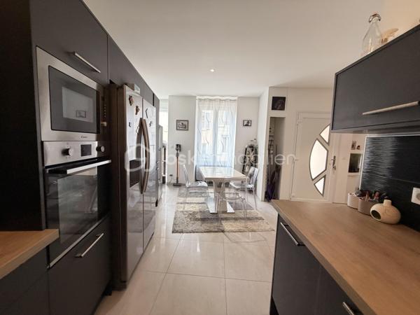 MANUEL PICOT IMMOBILIER VOUS PRÉSENTE 
L’IMMOBILIER AVEC LE CŒUR ! 
⸻
« Derrière une façade en pierre, dissimulent un monde à part.
Un caractère. Une âme. Une vie qui n’attend que la vôtre.
Au cœur de Caen, cette maison atypique ne ressemble à aucune autre…
Et c’est précisément pour ça qu’elle va vous marquer. »
⸻
Caen (14000) 
Maison en pierre atypique — 3 niveaux
3 chambres en suite privative
2 garages inclus, à louer si besoin.
À deux pas de toutes les commodités
⸻
UNE PORTE. ET DÉJÀ, TOUT EST DIT.
On entre. Et on comprend.
Cette maison, elle a quelque chose.
Ce quelque chose qu’on ne sait pas toujours nommer, mais qu’on ressent immédiatement.
La pierre. Le caractère.
Bienvenue dans l’atypique. Bienvenue chez vous.
⸻
LE REZ-DE-CHAUSSÉE — L’ESPACE OÙ LA VIE S’ORGANISE
38 m² de pièce de vie.
Une cuisine entièrement équipée, ouverte sur le séjour et le coin salon.
La lumière. Le flux. L’envie de s’installer.
Un double WC indépendant complète ce niveau.
⸻
PREMIER NIVEAU 
On monte.
Une chambre d’environ 12 m², lumineuse, posée.
Sa salle d’eau avec douche, double vasque et WC compris.
Une vraie suite.
Un vrai cocon.
On pose ses affaires. On ferme la porte. Le monde peut attendre. 
Une seconde suite  de 19 m² environ, avec sa salle d’eau aussi, qui ne plaisante pas :
Double vasque
Double WC
Sèche-serviettes
Douche
⸻
DERNIER NIVEAU — LE ROYAUME DE L’INDÉPENDANCE
Tout en haut. Tout pour soi.
18 m² environ pour une troisième suite avec salle d’eau privative avec douche.
Un espace totalement autonome. Totalement à part.
Vous avez des ados ? Vous venez de leur offrir leur territoire.
Leur étage. Leur intimité. Votre tranquillité.
⸻
CONFORT & ÉQUIPEMENTS
Chauffage électrique
Très bon DPE 
Fibre optique 
Volets roulants électriques
2 garages, en plein centre de Caen, ça ne court pas les rues. À louer si besoin.
⸻
LES ATOUTS QUI FONT TOUTE LA DIFFÉRENCE
Maison en pierre atypique pleine de cachet
Hyper-centre de Caen — tout à pied
3 niveaux, 3 chambres, 3 salles d’eau privatives
Pièce de vie lumineuse de 38 m²
2 garages à louer — le vrai luxe à Caen ! 
Très bon DPE pour une maison de caractère
Fibre 
⸻
Cette maison ne laissera personne indifférent.
⸻
MANUEL PICOT IMMOBILIER
L'IMMOBILIER AVEC LE COEUR !