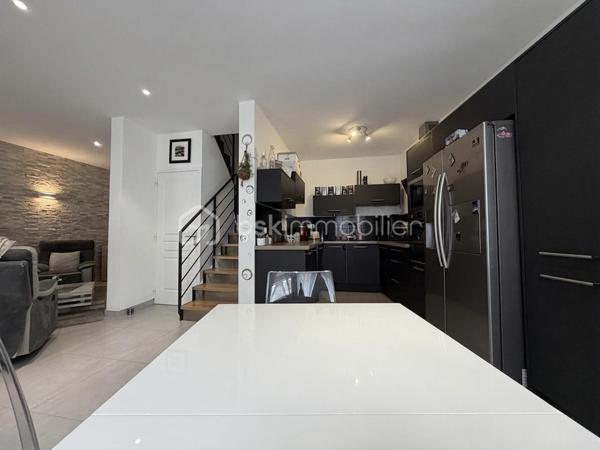 MANUEL PICOT IMMOBILIER VOUS PRÉSENTE 
L’IMMOBILIER AVEC LE CŒUR ! 
⸻
« Derrière une façade en pierre, dissimulent un monde à part.
Un caractère. Une âme. Une vie qui n’attend que la vôtre.
Au cœur de Caen, cette maison atypique ne ressemble à aucune autre…
Et c’est précisément pour ça qu’elle va vous marquer. »
⸻
Caen (14000) 
Maison en pierre atypique — 3 niveaux
3 chambres en suite privative
2 garages inclus, à louer si besoin.
À deux pas de toutes les commodités
⸻
UNE PORTE. ET DÉJÀ, TOUT EST DIT.
On entre. Et on comprend.
Cette maison, elle a quelque chose.
Ce quelque chose qu’on ne sait pas toujours nommer, mais qu’on ressent immédiatement.
La pierre. Le caractère.
Bienvenue dans l’atypique. Bienvenue chez vous.
⸻
LE REZ-DE-CHAUSSÉE — L’ESPACE OÙ LA VIE S’ORGANISE
38 m² de pièce de vie.
Une cuisine entièrement équipée, ouverte sur le séjour et le coin salon.
La lumière. Le flux. L’envie de s’installer.
Un double WC indépendant complète ce niveau.
⸻
PREMIER NIVEAU 
On monte.
Une chambre d’environ 12 m², lumineuse, posée.
Sa salle d’eau avec douche, double vasque et WC compris.
Une vraie suite.
Un vrai cocon.
On pose ses affaires. On ferme la porte. Le monde peut attendre. 
Une seconde suite  de 19 m² environ, avec sa salle d’eau aussi, qui ne plaisante pas :
Double vasque
Double WC
Sèche-serviettes
Douche
⸻
DERNIER NIVEAU — LE ROYAUME DE L’INDÉPENDANCE
Tout en haut. Tout pour soi.
18 m² environ pour une troisième suite avec salle d’eau privative avec douche.
Un espace totalement autonome. Totalement à part.
Vous avez des ados ? Vous venez de leur offrir leur territoire.
Leur étage. Leur intimité. Votre tranquillité.
⸻
CONFORT & ÉQUIPEMENTS
Chauffage électrique
Très bon DPE 
Fibre optique 
Volets roulants électriques
2 garages, en plein centre de Caen, ça ne court pas les rues. À louer si besoin.
⸻
LES ATOUTS QUI FONT TOUTE LA DIFFÉRENCE
Maison en pierre atypique pleine de cachet
Hyper-centre de Caen — tout à pied
3 niveaux, 3 chambres, 3 salles d’eau privatives
Pièce de vie lumineuse de 38 m²
2 garages à louer — le vrai luxe à Caen ! 
Très bon DPE pour une maison de caractère
Fibre 
⸻
Cette maison ne laissera personne indifférent.
⸻
MANUEL PICOT IMMOBILIER
L'IMMOBILIER AVEC LE COEUR !