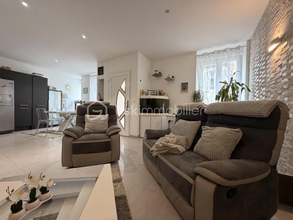 MANUEL PICOT IMMOBILIER VOUS PRÉSENTE 
L’IMMOBILIER AVEC LE CŒUR ! 
⸻
« Derrière une façade en pierre, dissimulent un monde à part.
Un caractère. Une âme. Une vie qui n’attend que la vôtre.
Au cœur de Caen, cette maison atypique ne ressemble à aucune autre…
Et c’est précisément pour ça qu’elle va vous marquer. »
⸻
Caen (14000) 
Maison en pierre atypique — 3 niveaux
3 chambres en suite privative
2 garages inclus, à louer si besoin.
À deux pas de toutes les commodités
⸻
UNE PORTE. ET DÉJÀ, TOUT EST DIT.
On entre. Et on comprend.
Cette maison, elle a quelque chose.
Ce quelque chose qu’on ne sait pas toujours nommer, mais qu’on ressent immédiatement.
La pierre. Le caractère.
Bienvenue dans l’atypique. Bienvenue chez vous.
⸻
LE REZ-DE-CHAUSSÉE — L’ESPACE OÙ LA VIE S’ORGANISE
38 m² de pièce de vie.
Une cuisine entièrement équipée, ouverte sur le séjour et le coin salon.
La lumière. Le flux. L’envie de s’installer.
Un double WC indépendant complète ce niveau.
⸻
PREMIER NIVEAU 
On monte.
Une chambre d’environ 12 m², lumineuse, posée.
Sa salle d’eau avec douche, double vasque et WC compris.
Une vraie suite.
Un vrai cocon.
On pose ses affaires. On ferme la porte. Le monde peut attendre. 
Une seconde suite  de 19 m² environ, avec sa salle d’eau aussi, qui ne plaisante pas :
Double vasque
Double WC
Sèche-serviettes
Douche
⸻
DERNIER NIVEAU — LE ROYAUME DE L’INDÉPENDANCE
Tout en haut. Tout pour soi.
18 m² environ pour une troisième suite avec salle d’eau privative avec douche.
Un espace totalement autonome. Totalement à part.
Vous avez des ados ? Vous venez de leur offrir leur territoire.
Leur étage. Leur intimité. Votre tranquillité.
⸻
CONFORT & ÉQUIPEMENTS
Chauffage électrique
Très bon DPE 
Fibre optique 
Volets roulants électriques
2 garages, en plein centre de Caen, ça ne court pas les rues. À louer si besoin.
⸻
LES ATOUTS QUI FONT TOUTE LA DIFFÉRENCE
Maison en pierre atypique pleine de cachet
Hyper-centre de Caen — tout à pied
3 niveaux, 3 chambres, 3 salles d’eau privatives
Pièce de vie lumineuse de 38 m²
2 garages à louer — le vrai luxe à Caen ! 
Très bon DPE pour une maison de caractère
Fibre 
⸻
Cette maison ne laissera personne indifférent.
⸻
MANUEL PICOT IMMOBILIER
L'IMMOBILIER AVEC LE COEUR !