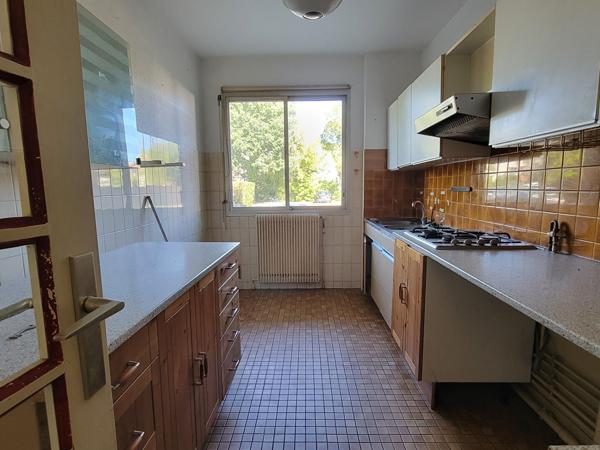 LE BOUSCAT - T3 à rénover avec balcon, cellier et box indépendant.