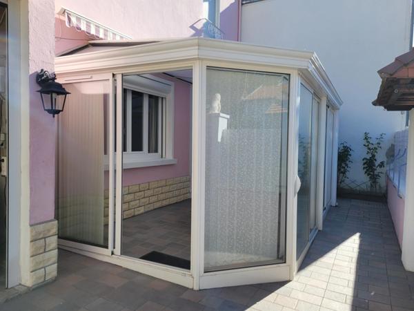 Maison de ville 4 pièces à vendre, avec véranda, cour et garage, VICHY (03)