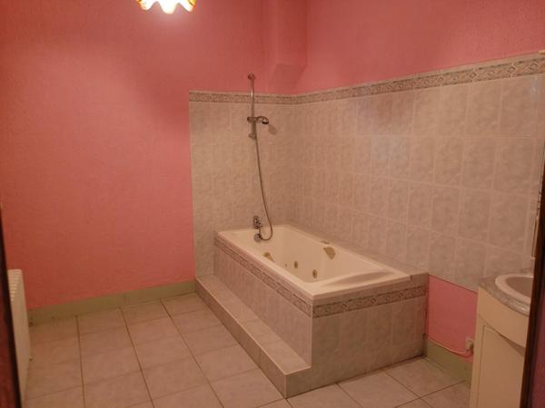 Maison de ville 4 pièces à vendre, avec véranda, cour et garage, VICHY (03)