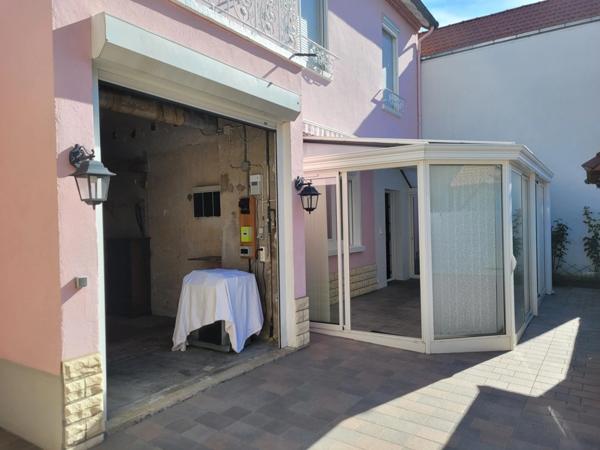 Maison de ville 4 pièces à vendre, avec véranda, cour et garage, VICHY (03)