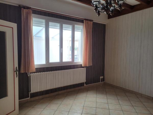 Maison de ville 4 pièces à vendre, avec véranda, cour et garage, VICHY (03)