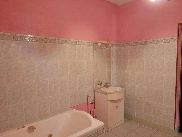 Maison de ville 4 pièces à vendre, avec véranda, cour et garage, VICHY (03)