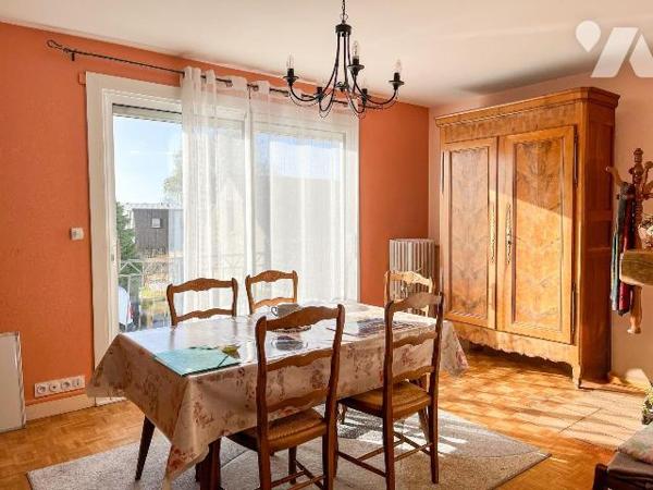 Dans un quartier résidentiel tranquille, à environ 500 m des commerces et services de LA MEZIER...