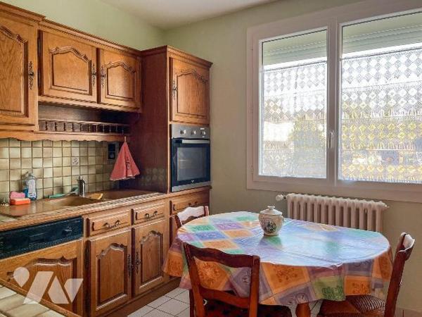 Dans un quartier résidentiel tranquille, à environ 500 m des commerces et services de LA MEZIER...