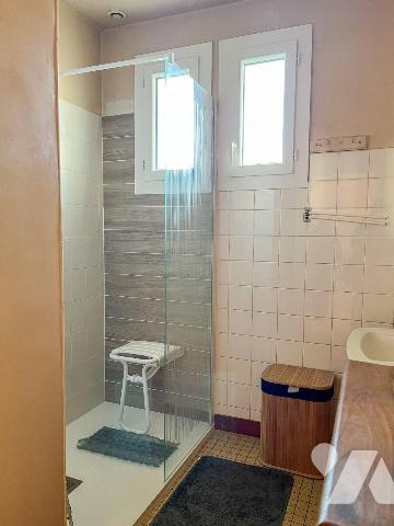 Dans un quartier résidentiel tranquille, à environ 500 m des commerces et services de LA MEZIER...