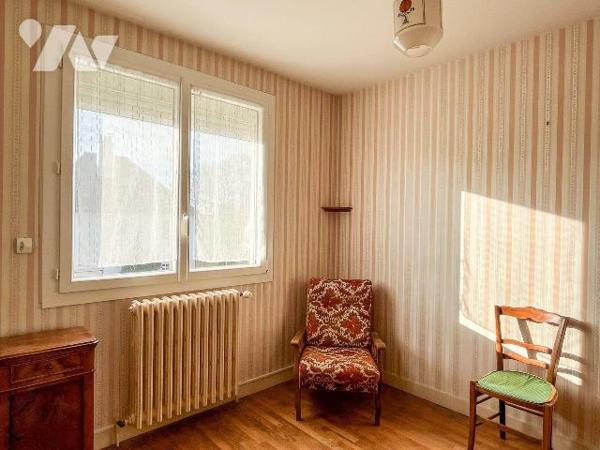 Dans un quartier résidentiel tranquille, à environ 500 m des commerces et services de LA MEZIER...