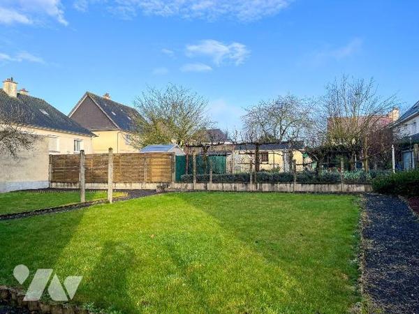 Dans un quartier résidentiel tranquille, à environ 500 m des commerces et services de LA MEZIER...