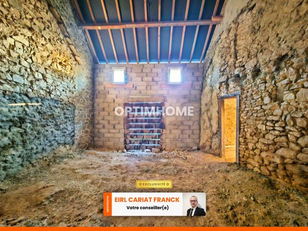 GRANGE AVEC ANCIENNE MAISON A RENOVER SUR DE 131.9 M² AVEC TERRAIN SUR 410 M² DE TERRAIN CLOS :