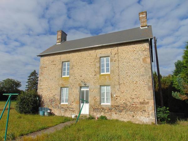 Corps de ferme en pierre, 103 m², 2 dépendances, terrain 8900m², Bellou en Houlme