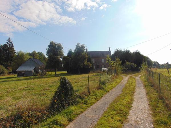 Corps de ferme en pierre, 103 m², 2 dépendances, terrain 8900m², Bellou en Houlme