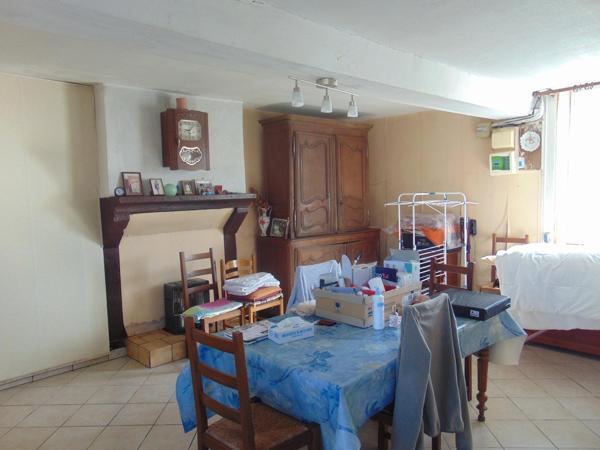 Corps de ferme en pierre, 103 m², 2 dépendances, terrain 8900m², Bellou en Houlme