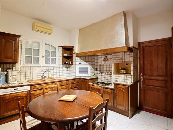 2 maisons d'habitations sur une terrain de 870 m2, divisible en 2 habitations distinctes.