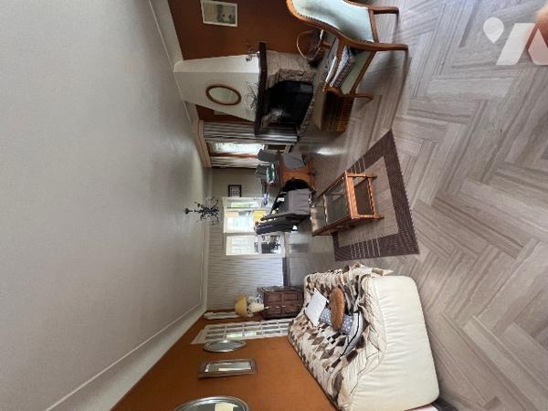 Maison sur sous-sol et sur terrain de 1710m². 4 chambres, séjour-salon. Environ 180 m² habitables