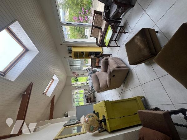 Maison sur sous-sol et sur terrain de 1710m². 4 chambres, séjour-salon. Environ 180 m² habitables