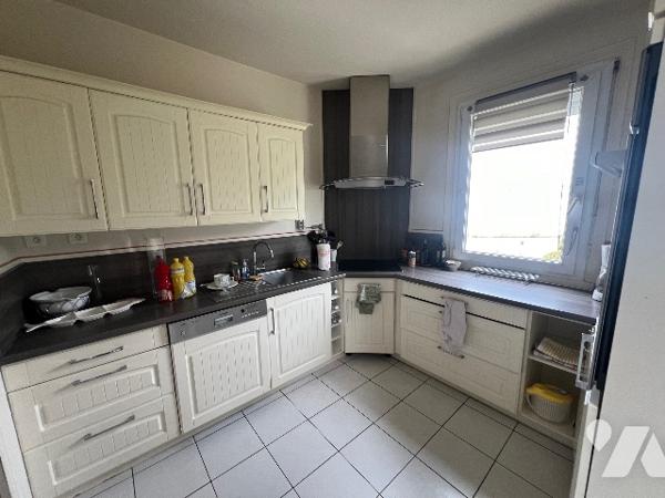 Maison sur sous-sol et sur terrain de 1710m². 4 chambres, séjour-salon. Environ 180 m² habitables