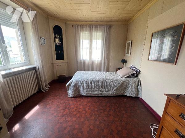 Maison sur sous-sol et sur terrain de 1710m². 4 chambres, séjour-salon. Environ 180 m² habitables