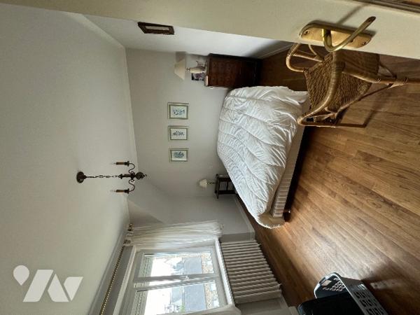 Maison sur sous-sol et sur terrain de 1710m². 4 chambres, séjour-salon. Environ 180 m² habitables