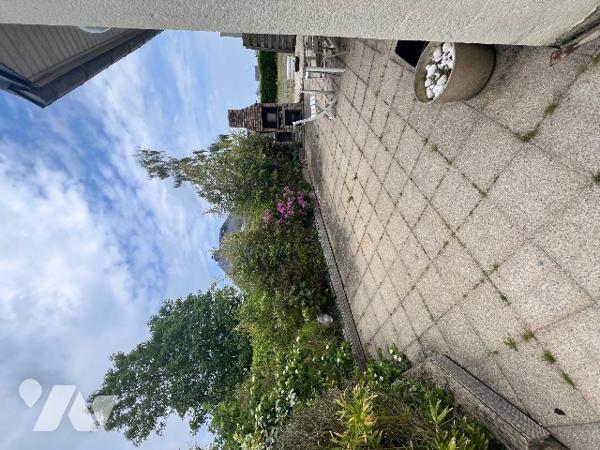 Maison sur sous-sol et sur terrain de 1710m². 4 chambres, séjour-salon. Environ 180 m² habitables