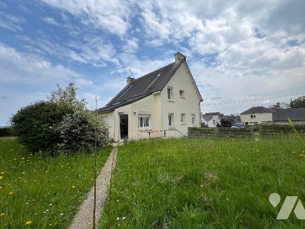 Maison sur sous-sol et sur terrain de 1710m². 4 chambres, séjour-salon. Environ 180 m² habitables