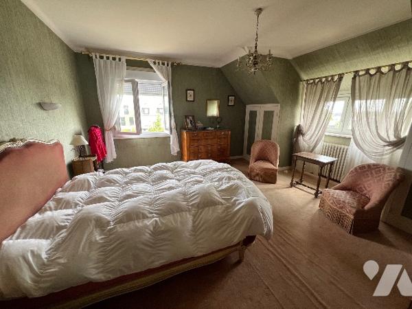 Maison sur sous-sol et sur terrain de 1710m². 4 chambres, séjour-salon. Environ 180 m² habitables