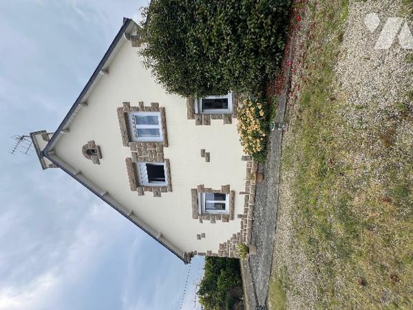 Maison sur sous-sol et sur terrain de 1710m². 4 chambres, séjour-salon. Environ 180 m² habitables