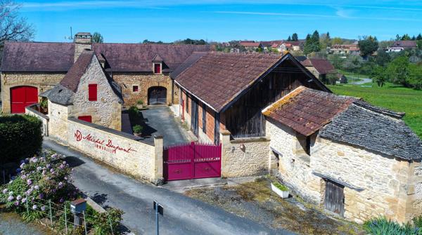 Ici, chaque pierre murmure le passé… et accueille votre avenir.