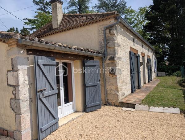 🏡 Maison en pierre rénovée avec charme à Lougratte

Laissez-vous séduire par cette belle maison en pierre d’environ 100 m² habitables, mêlant authenticité, confort moderne et beaux volumes.

✨ Dès l’entrée, vous découvrirez une atmosphère chaleureuse avec poutres apparentes, murs en pierre et espaces lumineux.
La maison se compose de :

Deux chambres
Un bureau idéal pour le télétravail ou une chambre d’appoint
Une pièce supplémentaire ouverte sur le jardin pouvant parfaitement faire office de troisième chambre, petit salon, salle de jeux ou espace détente
🍴 La cuisine équipée et conviviale dispose d’un piano de cuisson ainsi que d’un lave-vaisselle.

🛁 Côté confort, vous bénéficiez :

d’une salle de bain
d’une suite parentale avec salle d’eau privative et dressing
🔥 Prestations complémentaires :

Poêle à bois
Climatisation réversible
Panneaux photovoltaïques en autoconsommation
Double vitrage
Possibilité de créer un garage
🌿 Le tout sur un terrain d’environ 755 m², agréable et facile d’entretien.

📍 Située sur un axe passant, cette maison conviendra parfaitement à des acquéreurs recherchant un bien de caractère, facilement accessible et sans gros travaux.

💛 Un bien atypique et chaleureux où le charme de l’ancien rencontre le confort actuel.