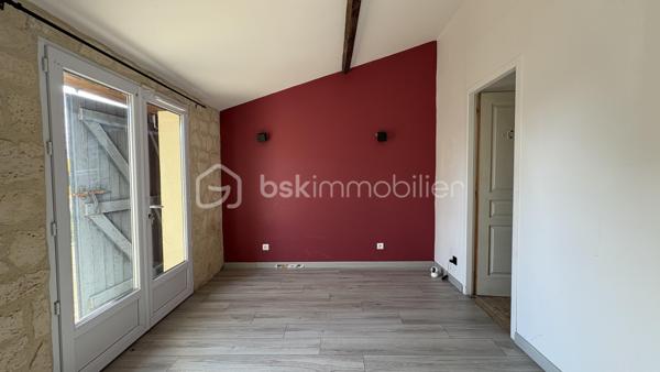 🏡 Maison en pierre rénovée avec charme à Lougratte

Laissez-vous séduire par cette belle maison en pierre d’environ 100 m² habitables, mêlant authenticité, confort moderne et beaux volumes.

✨ Dès l’entrée, vous découvrirez une atmosphère chaleureuse avec poutres apparentes, murs en pierre et espaces lumineux.
La maison se compose de :

Deux chambres
Un bureau idéal pour le télétravail ou une chambre d’appoint
Une pièce supplémentaire ouverte sur le jardin pouvant parfaitement faire office de troisième chambre, petit salon, salle de jeux ou espace détente
🍴 La cuisine équipée et conviviale dispose d’un piano de cuisson ainsi que d’un lave-vaisselle.

🛁 Côté confort, vous bénéficiez :

d’une salle de bain
d’une suite parentale avec salle d’eau privative et dressing
🔥 Prestations complémentaires :

Poêle à bois
Climatisation réversible
Panneaux photovoltaïques en autoconsommation
Double vitrage
Possibilité de créer un garage
🌿 Le tout sur un terrain d’environ 755 m², agréable et facile d’entretien.

📍 Située sur un axe passant, cette maison conviendra parfaitement à des acquéreurs recherchant un bien de caractère, facilement accessible et sans gros travaux.

💛 Un bien atypique et chaleureux où le charme de l’ancien rencontre le confort actuel.