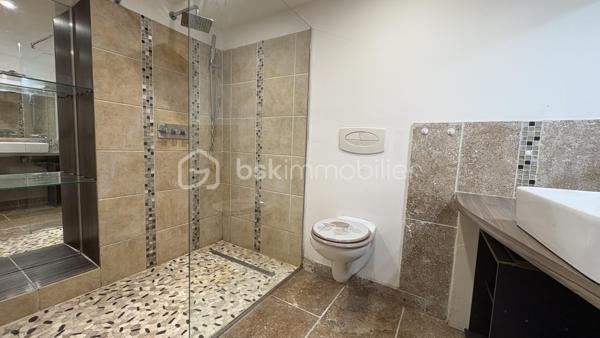 🏡 Maison en pierre rénovée avec charme à Lougratte

Laissez-vous séduire par cette belle maison en pierre d’environ 100 m² habitables, mêlant authenticité, confort moderne et beaux volumes.

✨ Dès l’entrée, vous découvrirez une atmosphère chaleureuse avec poutres apparentes, murs en pierre et espaces lumineux.
La maison se compose de :

Deux chambres
Un bureau idéal pour le télétravail ou une chambre d’appoint
Une pièce supplémentaire ouverte sur le jardin pouvant parfaitement faire office de troisième chambre, petit salon, salle de jeux ou espace détente
🍴 La cuisine équipée et conviviale dispose d’un piano de cuisson ainsi que d’un lave-vaisselle.

🛁 Côté confort, vous bénéficiez :

d’une salle de bain
d’une suite parentale avec salle d’eau privative et dressing
🔥 Prestations complémentaires :

Poêle à bois
Climatisation réversible
Panneaux photovoltaïques en autoconsommation
Double vitrage
Possibilité de créer un garage
🌿 Le tout sur un terrain d’environ 755 m², agréable et facile d’entretien.

📍 Située sur un axe passant, cette maison conviendra parfaitement à des acquéreurs recherchant un bien de caractère, facilement accessible et sans gros travaux.

💛 Un bien atypique et chaleureux où le charme de l’ancien rencontre le confort actuel.