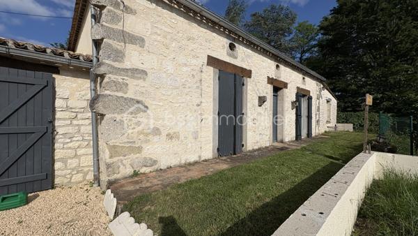 🏡 Maison en pierre rénovée avec charme à Lougratte

Laissez-vous séduire par cette belle maison en pierre d’environ 100 m² habitables, mêlant authenticité, confort moderne et beaux volumes.

✨ Dès l’entrée, vous découvrirez une atmosphère chaleureuse avec poutres apparentes, murs en pierre et espaces lumineux.
La maison se compose de :

Deux chambres
Un bureau idéal pour le télétravail ou une chambre d’appoint
Une pièce supplémentaire ouverte sur le jardin pouvant parfaitement faire office de troisième chambre, petit salon, salle de jeux ou espace détente
🍴 La cuisine équipée et conviviale dispose d’un piano de cuisson ainsi que d’un lave-vaisselle.

🛁 Côté confort, vous bénéficiez :

d’une salle de bain
d’une suite parentale avec salle d’eau privative et dressing
🔥 Prestations complémentaires :

Poêle à bois
Climatisation réversible
Panneaux photovoltaïques en autoconsommation
Double vitrage
Possibilité de créer un garage
🌿 Le tout sur un terrain d’environ 755 m², agréable et facile d’entretien.

📍 Située sur un axe passant, cette maison conviendra parfaitement à des acquéreurs recherchant un bien de caractère, facilement accessible et sans gros travaux.

💛 Un bien atypique et chaleureux où le charme de l’ancien rencontre le confort actuel.