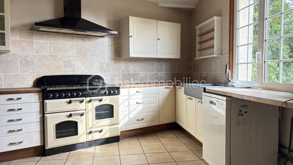 🏡 Maison en pierre rénovée avec charme à Lougratte

Laissez-vous séduire par cette belle maison en pierre d’environ 100 m² habitables, mêlant authenticité, confort moderne et beaux volumes.

✨ Dès l’entrée, vous découvrirez une atmosphère chaleureuse avec poutres apparentes, murs en pierre et espaces lumineux.
La maison se compose de :

Deux chambres
Un bureau idéal pour le télétravail ou une chambre d’appoint
Une pièce supplémentaire ouverte sur le jardin pouvant parfaitement faire office de troisième chambre, petit salon, salle de jeux ou espace détente
🍴 La cuisine équipée et conviviale dispose d’un piano de cuisson ainsi que d’un lave-vaisselle.

🛁 Côté confort, vous bénéficiez :

d’une salle de bain
d’une suite parentale avec salle d’eau privative et dressing
🔥 Prestations complémentaires :

Poêle à bois
Climatisation réversible
Panneaux photovoltaïques en autoconsommation
Double vitrage
Possibilité de créer un garage
🌿 Le tout sur un terrain d’environ 755 m², agréable et facile d’entretien.

📍 Située sur un axe passant, cette maison conviendra parfaitement à des acquéreurs recherchant un bien de caractère, facilement accessible et sans gros travaux.

💛 Un bien atypique et chaleureux où le charme de l’ancien rencontre le confort actuel.