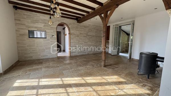 🏡 Maison en pierre rénovée avec charme à Lougratte

Laissez-vous séduire par cette belle maison en pierre d’environ 100 m² habitables, mêlant authenticité, confort moderne et beaux volumes.

✨ Dès l’entrée, vous découvrirez une atmosphère chaleureuse avec poutres apparentes, murs en pierre et espaces lumineux.
La maison se compose de :

Deux chambres
Un bureau idéal pour le télétravail ou une chambre d’appoint
Une pièce supplémentaire ouverte sur le jardin pouvant parfaitement faire office de troisième chambre, petit salon, salle de jeux ou espace détente
🍴 La cuisine équipée et conviviale dispose d’un piano de cuisson ainsi que d’un lave-vaisselle.

🛁 Côté confort, vous bénéficiez :

d’une salle de bain
d’une suite parentale avec salle d’eau privative et dressing
🔥 Prestations complémentaires :

Poêle à bois
Climatisation réversible
Panneaux photovoltaïques en autoconsommation
Double vitrage
Possibilité de créer un garage
🌿 Le tout sur un terrain d’environ 755 m², agréable et facile d’entretien.

📍 Située sur un axe passant, cette maison conviendra parfaitement à des acquéreurs recherchant un bien de caractère, facilement accessible et sans gros travaux.

💛 Un bien atypique et chaleureux où le charme de l’ancien rencontre le confort actuel.