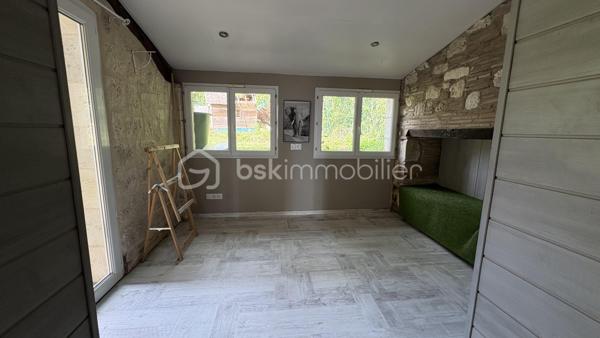 🏡 Maison en pierre rénovée avec charme à Lougratte

Laissez-vous séduire par cette belle maison en pierre d’environ 100 m² habitables, mêlant authenticité, confort moderne et beaux volumes.

✨ Dès l’entrée, vous découvrirez une atmosphère chaleureuse avec poutres apparentes, murs en pierre et espaces lumineux.
La maison se compose de :

Deux chambres
Un bureau idéal pour le télétravail ou une chambre d’appoint
Une pièce supplémentaire ouverte sur le jardin pouvant parfaitement faire office de troisième chambre, petit salon, salle de jeux ou espace détente
🍴 La cuisine équipée et conviviale dispose d’un piano de cuisson ainsi que d’un lave-vaisselle.

🛁 Côté confort, vous bénéficiez :

d’une salle de bain
d’une suite parentale avec salle d’eau privative et dressing
🔥 Prestations complémentaires :

Poêle à bois
Climatisation réversible
Panneaux photovoltaïques en autoconsommation
Double vitrage
Possibilité de créer un garage
🌿 Le tout sur un terrain d’environ 755 m², agréable et facile d’entretien.

📍 Située sur un axe passant, cette maison conviendra parfaitement à des acquéreurs recherchant un bien de caractère, facilement accessible et sans gros travaux.

💛 Un bien atypique et chaleureux où le charme de l’ancien rencontre le confort actuel.